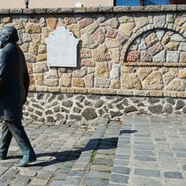 Ybl Miklós szobra Verőce - Külső kép