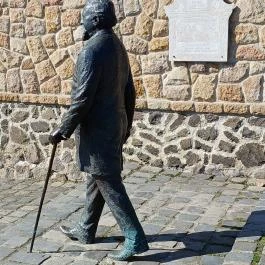 Ybl Miklós szobra Verőce - Külső kép