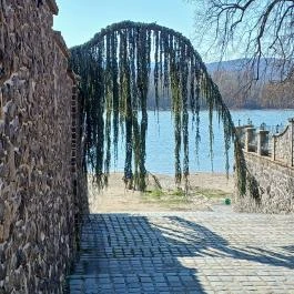 Ybl Miklós szobra Verőce - Külső kép