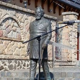 Ybl Miklós szobra Verőce - Külső kép