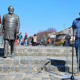 Ybl Miklós szobra Verőce - Külső kép