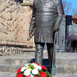 Ybl Miklós szobra Verőce - Külső kép