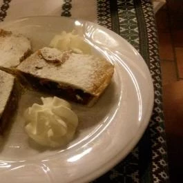 Gyöngyösi Betyárcsárda Rezi - Étel/ital