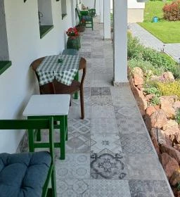 Ladislaus Schnaps-Haus Falusi Vendégház, Csolnok