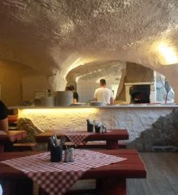 Lávakövi Pizzéria