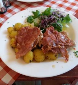 Lávakövi Pizzéria