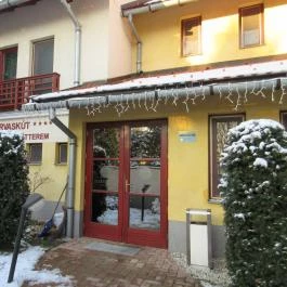 Hotel Szarvaskút Zirc - Külső kép