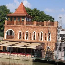 Szeparé Kávézó & Étterem Szarvas - Külső kép