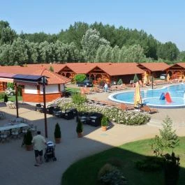 Aqua-Spa Konferencia és Wellness Hotel Cserkeszőlő - Medence/kert