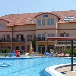 Aqua-Spa Konferencia és Wellness Hotel Cserkeszőlő - Medence/kert