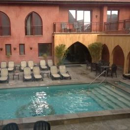 Mesés Shiraz Hotel Egerszalók - Medence/kert