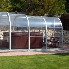 Tündérgyöngye Apartmanház Zirc - Medence/kert