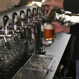 Jónás Kézműves Sörház - Bálna Budapest - Étel/ital