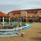 Aqua-Spa Konferencia és Wellness Hotel Cserkeszőlő - Medence/kert
