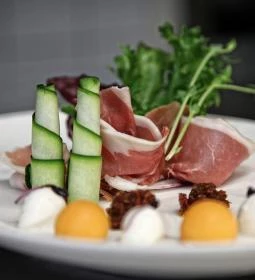 Móló Restaurant & Café