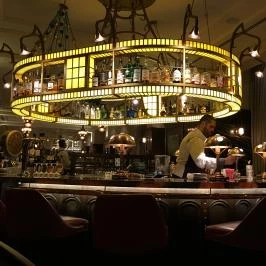 Kollázs, Budapest - Belső