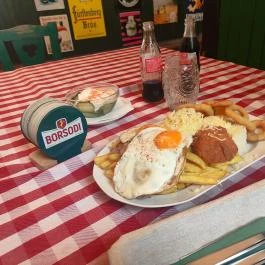 Pesti Sörcsarnok, Budapest - Étel/ital