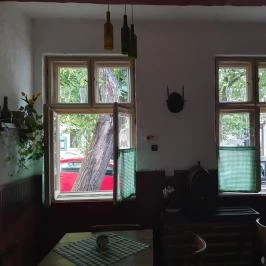 Ali Borozó 1921, Mosonmagyaróvár - Belső