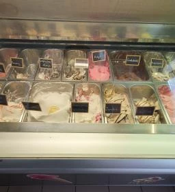 Ámor Fagylaltozó & Cukrászda