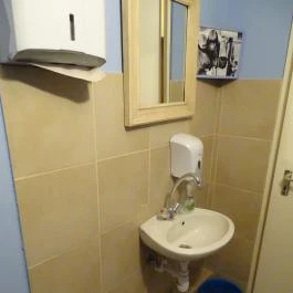 Anyám Szerint, Budapest - Mosdó