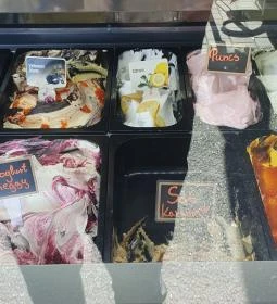 Azzurro Fagylaltozó, Kávézó & Bár