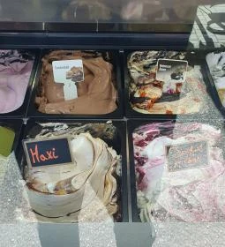 Azzurro Fagylaltozó, Kávézó & Bár