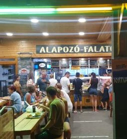 Alapozó-Falatozó
