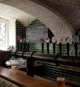 Beeráló - Craft Beer Pub