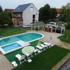 Bor Apartmanház Gyenesdiás - Medence/kert