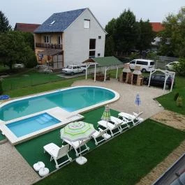 Bor Apartmanház Gyenesdiás - Medence/kert