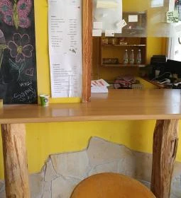 Buszmegálló büfé