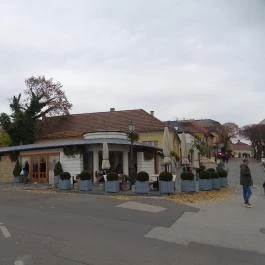 Eszterházy Kávézó és Cukrászda Vác - Külső kép