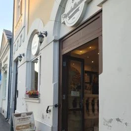 Fagylaltszalon és Cukrászda, Mosonmagyaróvár - Külső kép