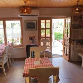 Faparázs Grillterasz, Dunabogdány - Belső