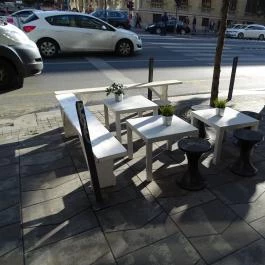 Fekete, Budapest - Külső kép