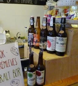 Görbe Bögre Kávézó