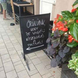 Kert Cafe Fagylaltozó és Kávézó, Füzesabony - Külső kép