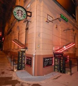 Kétlyukú Söröző-Borozó