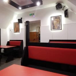 Kétlyukú Söröző-Borozó, Budapest - Belső