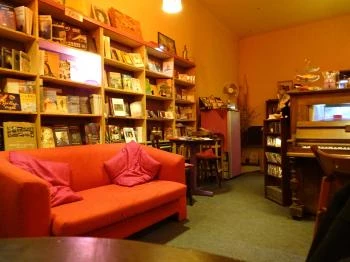 Lilaköd Könyveskávézó Budapest