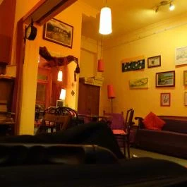 Lilaköd Könyveskávézó, Budapest - Belső