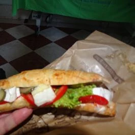 Lipóti Pékség & Kávézó - Corvin Plaza Budapest - Étel/ital