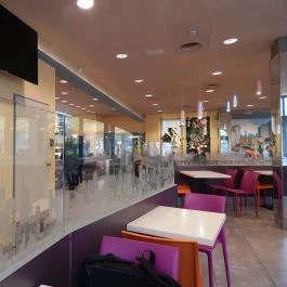 Louis Gyorsétterem & Burger Bar - Budagyöngye Bevásárlóközpont, Budapest - Belső