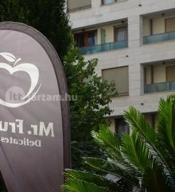 Mr. Fruit - Corvin sétány