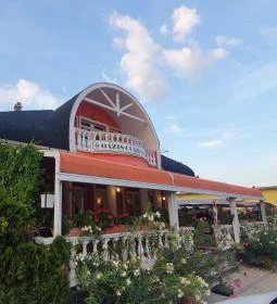 Oázis Cukrászda Kávéház