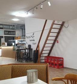 Pacsi Pizzéria & Kulturális Központ