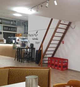 Pacsi Pizzéria & Kulturális Központ