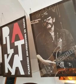 Plakátház Kultúrkocsma & Terasz