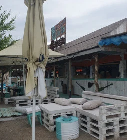 Rosé LosTiki Bar