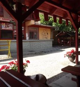 Szikora Kocsma & Pecsenyesütő